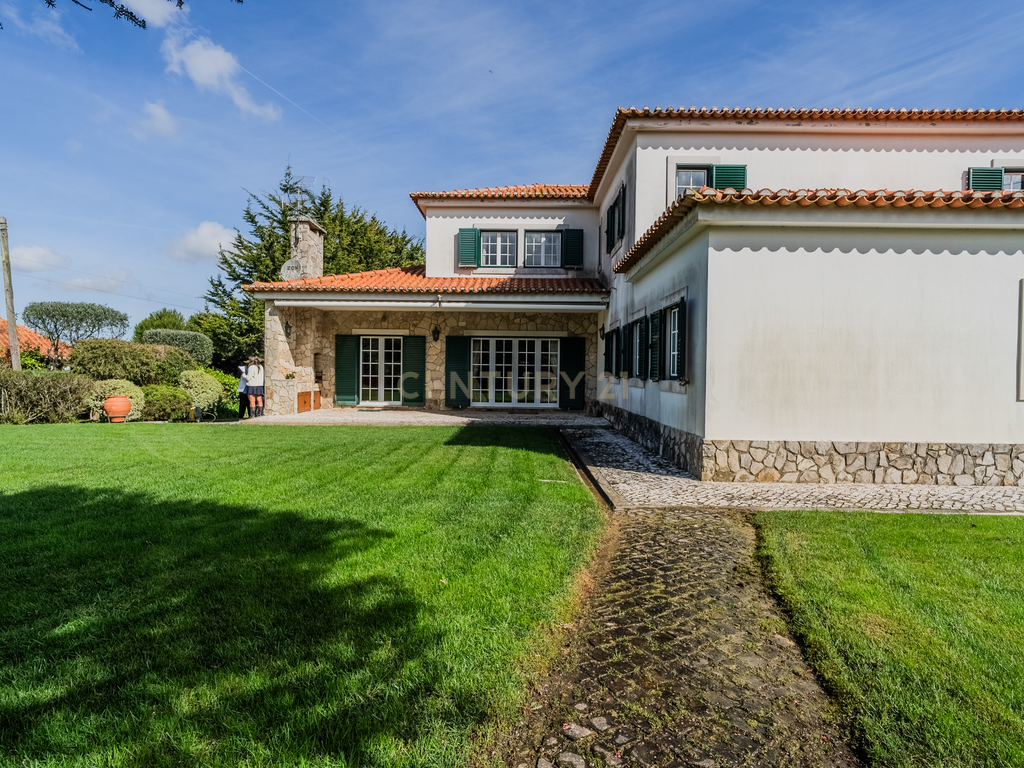 Luxuosa Moradia Isolada com jardim Privado na Venda do Pinheiro - Image 32